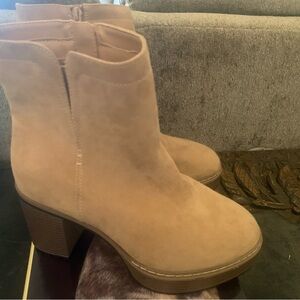 Torrid ankle booties size 8WW